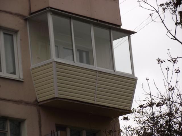 Остекление и внешняя отделка балкона сайдингом