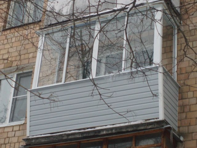 Обшивка балкона сайдингом